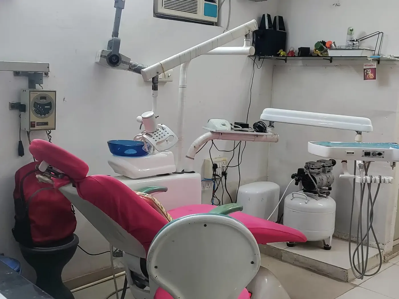 Dental treatment room at Shanti Dento Facial clinic in Ghaziabad
